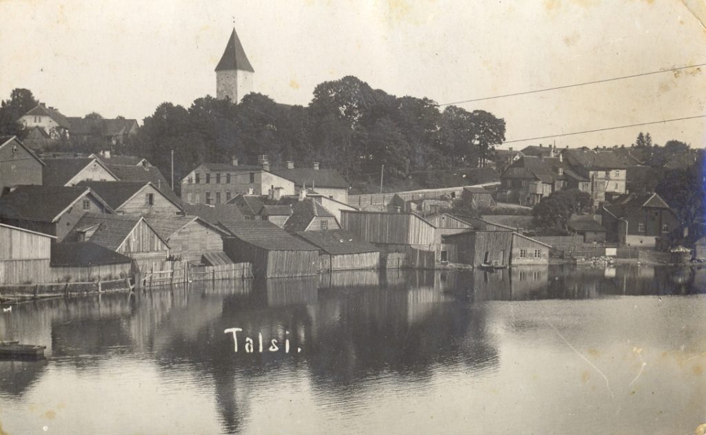 Foto Talsi - skats pār Talsu ezeru uz Baznīckalnu 1930. gadi.