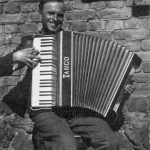 Kārlis Treilībs ar pašizgatavotu akordeonu "Tango" (glabājas Talsu novada muzejā), 1939. gadā Laucienē