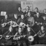 Valdemārpils pamatskolas orķestris ar skolotāju Milliju Ulbergu, 1931. gads