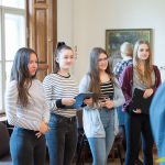 Jaunieši savieno mākslu un literatūru nodarbībā muzejā