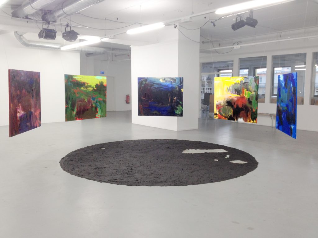 Laurai Feldbergai un Gunai Millersonei Mākslas dienas šogad sanāks atzīmēt (arī, diemžēl, bez pašu mākslinieču klātbūtnes) Minhenes galerijā PLATFORMA, kur pašlaik notiek šīs izstādes iekārtošanas darbi. Tas ir starptautisks mākslas projekts “Micēlijs”, kurā piedalās piecas vācu un piecas latviešu mākslinieces; pieci mākslinieču pāri veido kopējus darbus, kuros jāmēģina atrast ideālā savienojamība, neskatoties uz to, ka katra strādā, protams, attālināti, un radikāli pretējos mākslas veidos vai tehnikās.  Izstādi organizē lielākā un senākā (dibināta 1926. gadā) sieviešu mākslas apvienība Vācijā GEDOK.