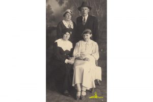 Stāv 1. no kreisās Fricis, viņa sieva Emma (Alfrēda Fabriciusa māsa), sēd Valda Milda Pakule (A. Fabriciusa māsa, dzim. 1896. g.) – dzejniece, prozaiķe Tālrīta un viņas meita Helma Pakule (prec. Blūma). Foto Kuldīgā 1937. g.