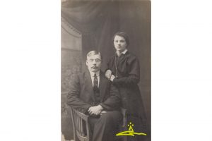 Žanis Zumbergs, (1890-1977) 1905. g. nemieru dalībnieks Dundagā, arestēts 1907. g., tiesāts 1908. g. oktobrī kā “I Kurzemes lauku kaujas pulka” dalībnieks, nāves sods aizstāts ar 20 gadiem katorgā. Atbrīvots 1917. g. no Aleksandrovas centrālā katorgas cietuma, dzīvojis Novo-Nikolajevkā (tagad Novosibirska). Ž. Zumbergs ar sievu Emīliju Skuju (dz. 1900. g. 20. janvārī Nogalē) Novo-Nikolajevkā 1918. g. Latvijā atgriezās 1921. g.