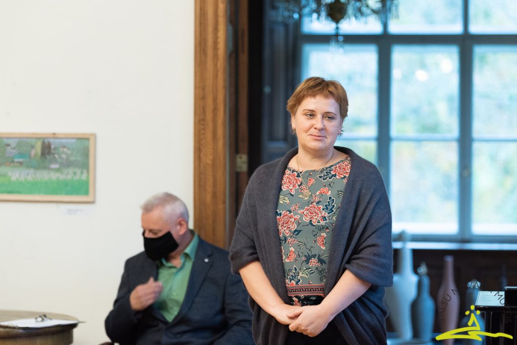 2. novembra pasākums, kurā 21 Talsu novada barikāžu dalībnieks saņēma Pateicības rakstu. Talsu novada domes priekšsēdētāja Sandra Pētersone uzrunāja Pateicības rakstu saņēmējus