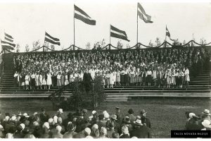 Talsu Dziesmu diena 1927. g. pilskalnā. Estrāde, dalībniekus uzrunā Rainis;