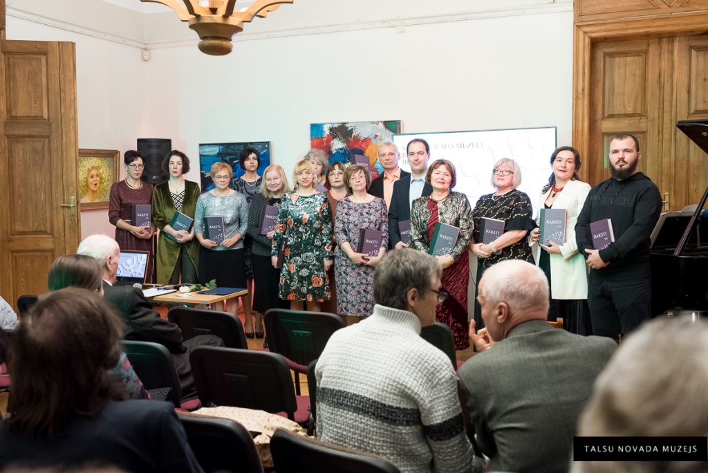 Muzejs no iekšpuses. Ar grāmatas “Talsu novada muzeja raksti. III” veidotājiem izdevuma atklāšanā 2019. gada 21. decembrī (vidū).