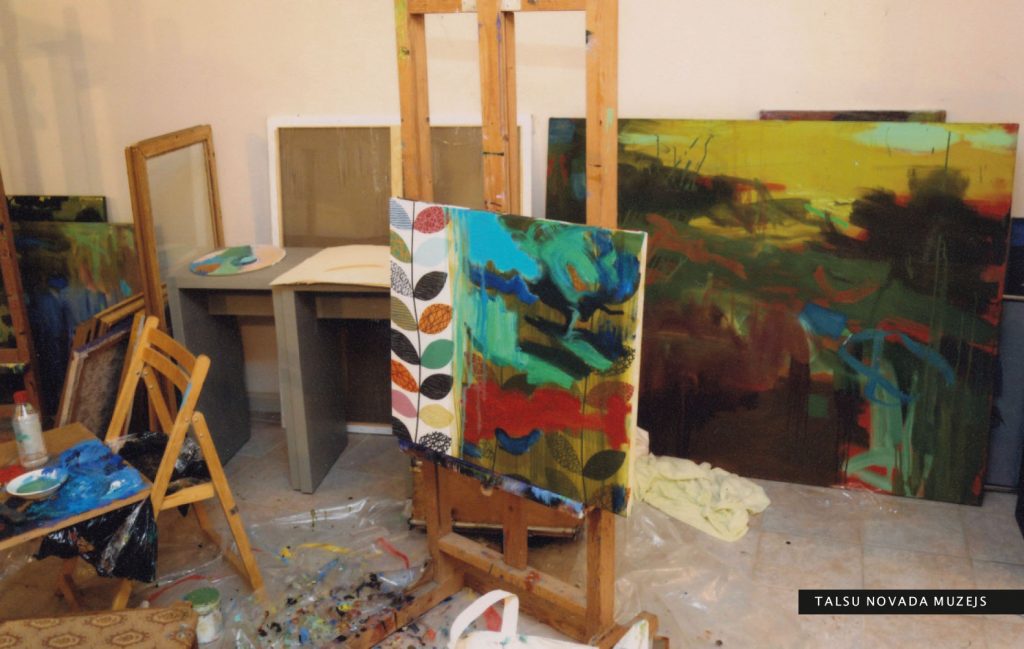Gleznotājas darbnīcā