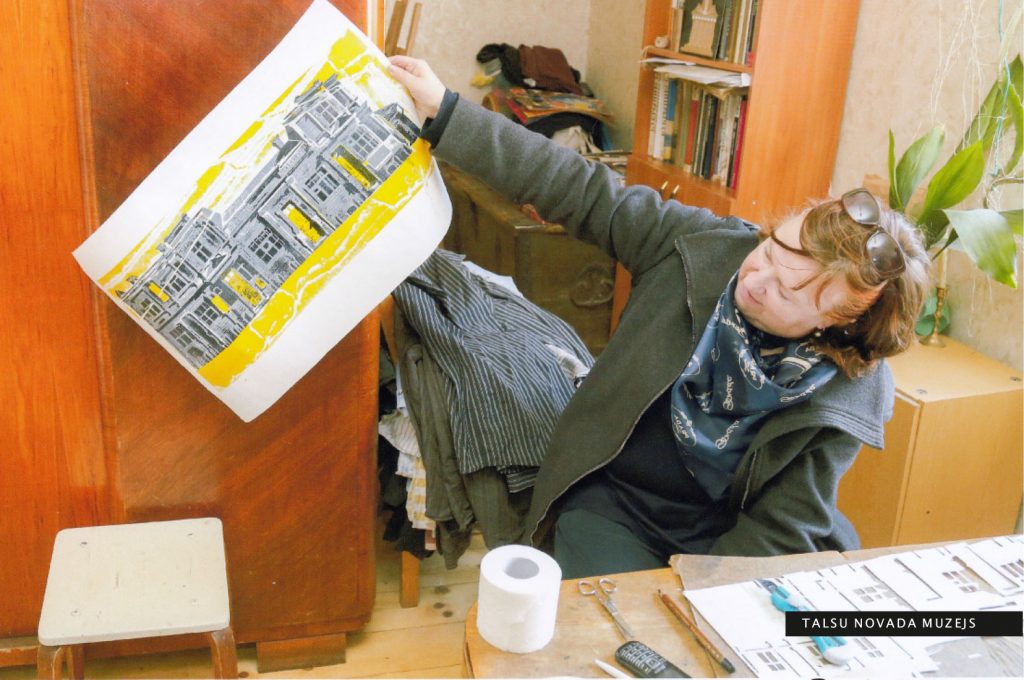 Darbu atlase izstādei pie Talsu mākslinieces Ineses Mīlbergas