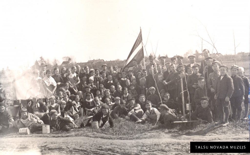 Valdemārpils pamatskolas skolēni un Meža dienu organizatori 1937. gada 4. maijā. TNMM 29473