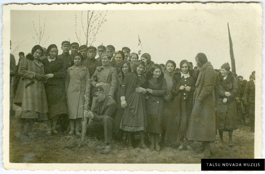 Talsu Valsts ģimnāzijas audzēkņi Meža dienās 1935. gada 9. maijā pie “15. maija birzī” iestādīta bērziņa. TNMM 28962