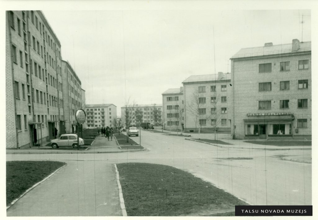 Jaunās mājas A. Pumpura ielā un bijušajā  Revolūcijas ielā Talsos 20. gs. 70. gados. Foto: Kārlis Lasenbergs.TNMM 18 722-3